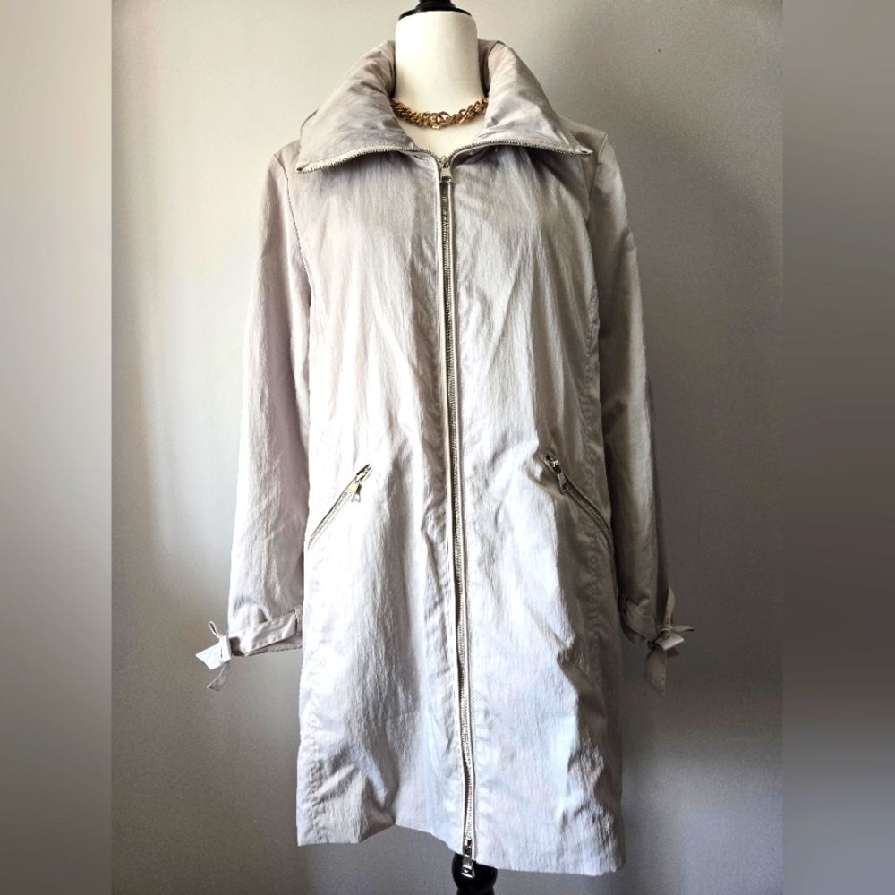 KARL LAGERFELD Muted Misty Silver Water Resistant Jacket With Hidden Hood. Large